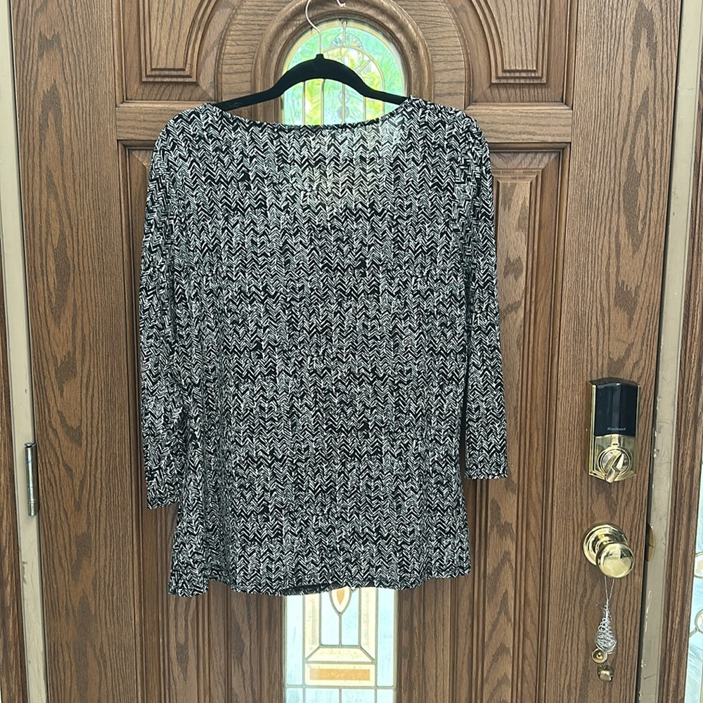 054 Peter Nygard Black & White Top - Picture 4 of 6